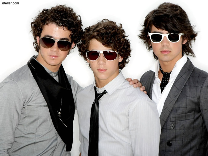 IFENLVOZLISYQGCKHBX - Jonas Brothers Photoshotts