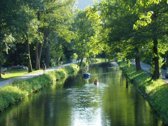 canal ce duce la lac