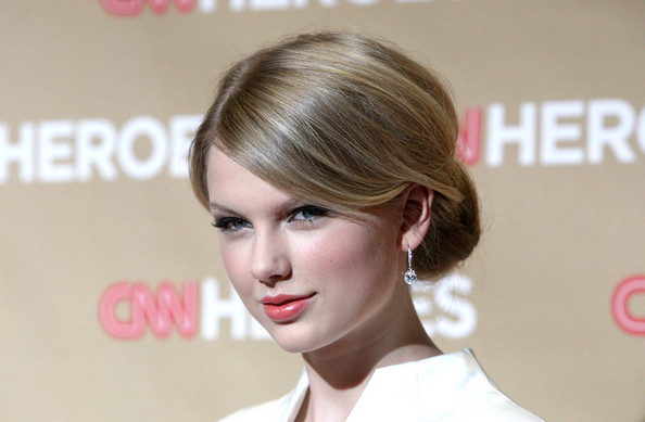 Second+Annual+CNN+Heroes+Star+Tribute+SiOMhskS9WZl - Taylor Swift