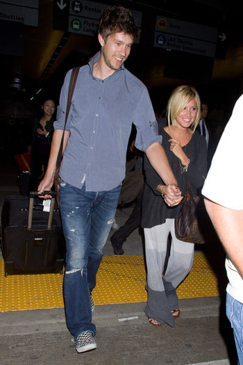 Tisdale+gets+swarmed+IpqIe65F4O1l