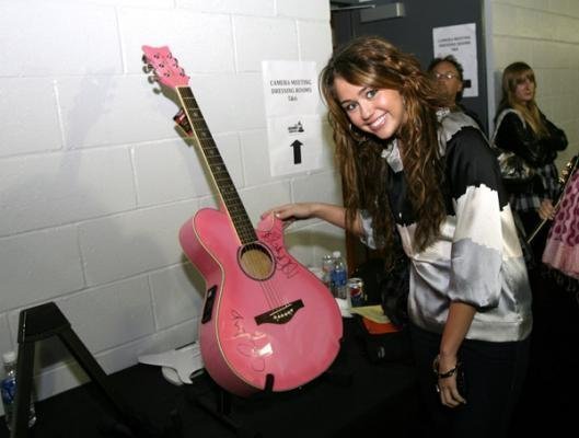 pink guitar - 00-poze de la miley