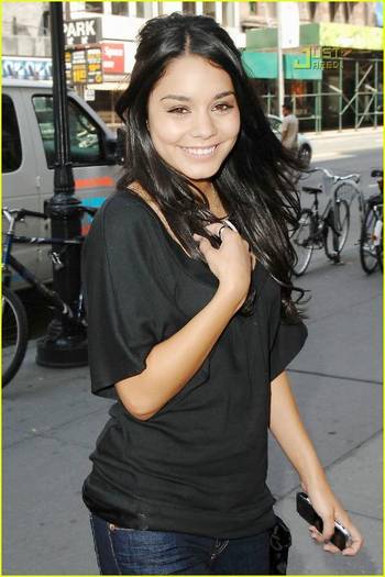 vanessa-hudgens-purple-pumps-07