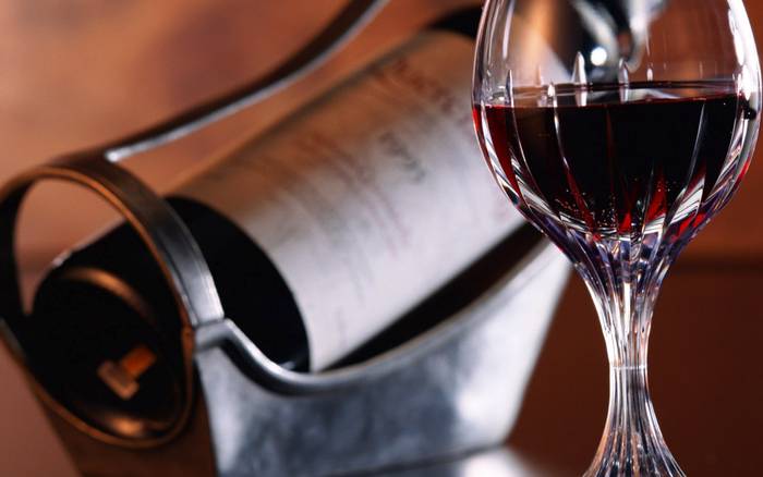 Food_Drinks_The_bottle_and_a_glass_of_wine_011941_ - Glass Wallpapers