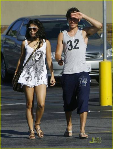 1zvgaz9 - Zac Efron si Vanessa Hudgens Panera Pair