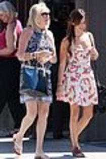 ashley-tisdale-lisa-lunch-02 - ASHLEY SI MAMA EI POZE RARE