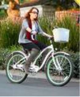 imagesCADVTV43 - miley pe bicicleta