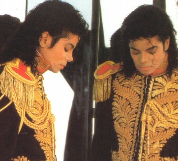 QTUEITGHTGWKWVANLEV - Poze Michael Jackson imbracat in uniforme