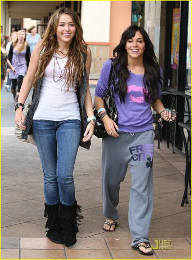 miley-cyrus-mandy-jiroux-lunch-04 - Miley Cyrus-Lady GaGa is the Real Hannah Montana