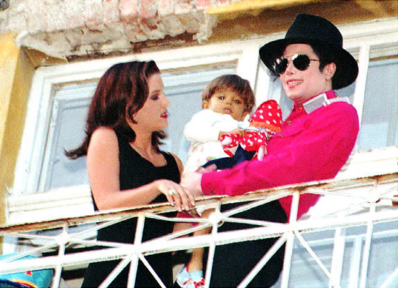 WDVYYOBYUWHJYKCSXEA - Michael Jackson si Lisa Marie Presley
