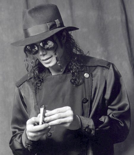 NAWJBDTLEZPCMPJPKSB - Poze Michael Jackson imbracat in uniforme