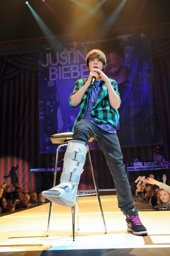  - Justin cu piciorul in ghips