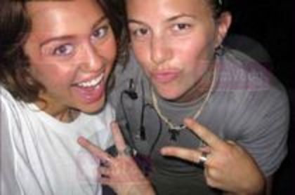 rara miley cu una nij cn e=)) - niste poze super rare-miley