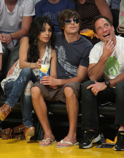 Lakers Game (9) - Vanessa Hudgens Celebrities At The Lakers Game