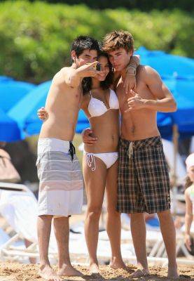 normal_zanessa_beach_candid_012 - Zac and Vanessa in Hawaii