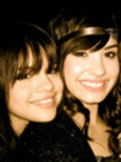 Selena-Demi-selena-gomez-and-demi-lovato-9347701-90-120 - Sely si Demy