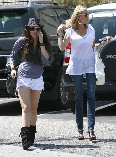 normal_04078_Miley_Cyrus_out_for_lunch_at_Mo76s_Restaurant_in_Toluca_Lake_-_August_89_2009_006_122_4 - Miley CYrus and Tish at restaurant