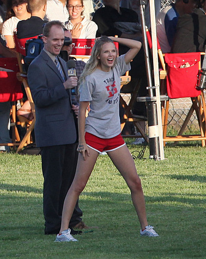 Taylor+Lautner+Flips+Taylor+Swift+0-aaS-8LwOFl