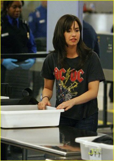 Copy of demi-lovato-ac-dc-shirt-01 - Sony si steluta ei norocoasa