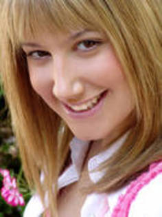 DCFRJXOIPBKJUCUKUBZ - ASHLEY TISDALE SEDINTA FOTO 18