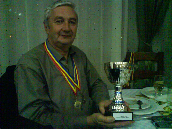 Prietenul Popescu langa pretiosul sau trofeu; Loc 2 Mare Fond club Muscel 2009
