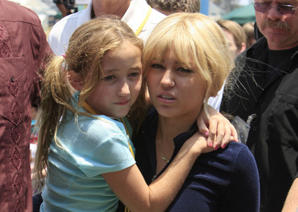 miley-cyrus-set-sis[1] - Miley Cyrus and Noah Cyrus