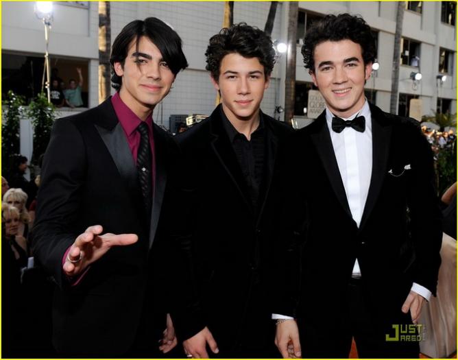 8 - THE JONAS BROTHERS AT THE GOLDEN AWARDS