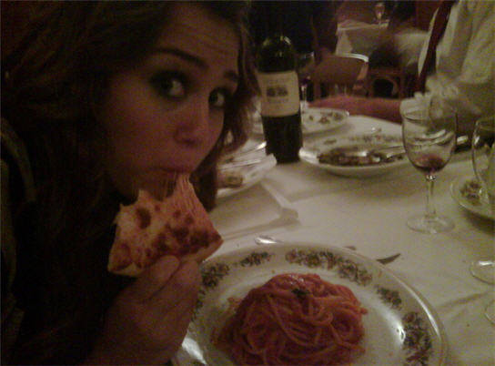 miley_cyrus_eats_pizza - miley mancand