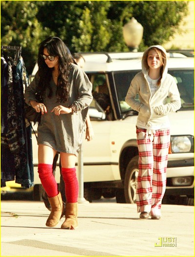 vanessa-hudgens-red-strockings-11