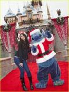 th_DisneylandsWinterCastle4 - Selena la DisneylandWinterCastle