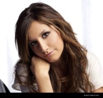 QHQBQHZVTLKNOTDHPEP - ASHLEY TISDALE SEDINTA FOTO 7