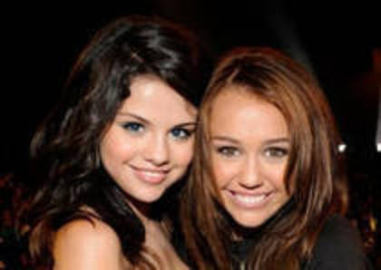 HIPWFLNGKYYIZPYOZNH - Miley And Selena