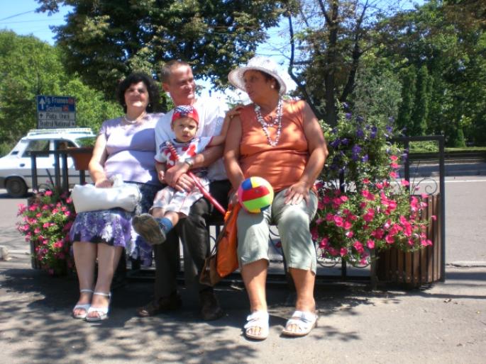 IASI 352; foarte multe flori, pana si pe langa banci...
