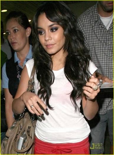 15722o3 - Vanessa Hudgens-PostTCAs Pretty