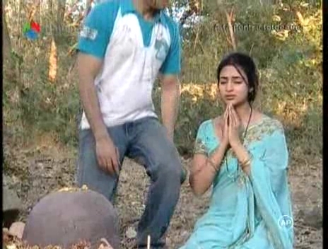 195_1_A_TA_PENTRU_TOTDEAUNA_SAGAR_SI_VIDYA_SUNT_UCISI.flv_000132833 - 0-A TA PENTRU TOTDEAUNA-capturi ep 195 Vidya shi Sagar sunt ucisi