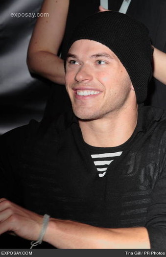 kellan-lutz-hot-topic-presents-twilight-tour-pySQA5 - Kellan Lutz