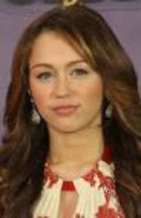  - Miley Cyrus la CMT Awards