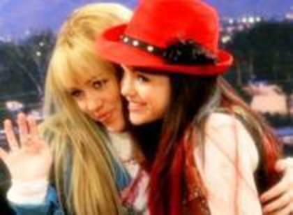 HQJBJTLYINXCMPZVWKC - Miley And Selena