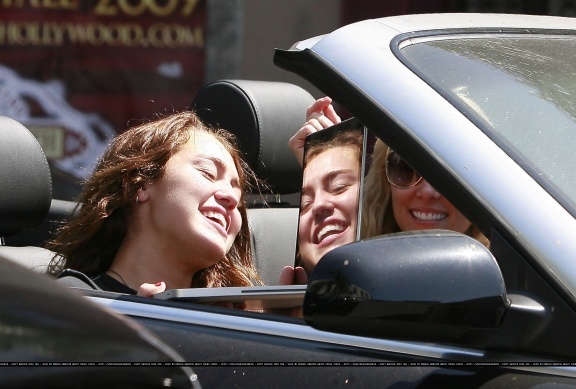 1z4g5r6 - Miley and her mother drive to Hollywood