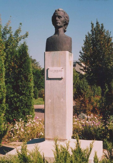 statuia-lui-mihai-eminescu - Mihai Eminescu 1