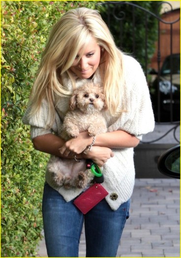 27y2x51 - Ashley Tisdale is Sunday Silly