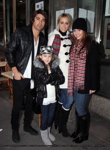 VEKDIMGCPVAAKTPSWOQ - miley-hannah