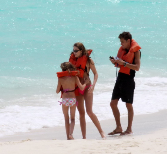 miley-cyrus-bahamas-16 - 0-MILEY BEACH