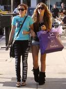 XKHYRGQNZBQKFHFJPPO - miley at shopping eith her sister