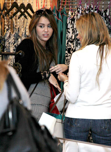 1846140_Cyrus_Miley_RIV_012709[1] - miley la shopping