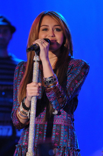 Miley+Cyrus+Performs+ABC+Good+Morning+America+csRFGs9Ld9il