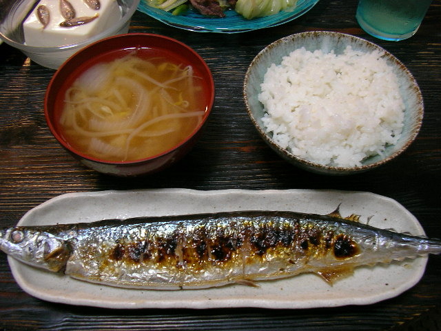 Sanma%2C_miso_soup_and_rice_by_jetalone - Mancare japoneza