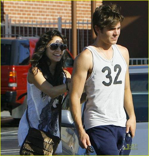 142hoq8 - Zac Efron si Vanessa Hudgens Panera Pair