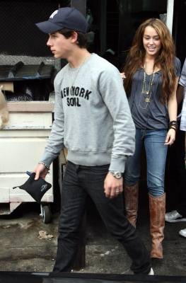 90355_nick-jonas-and-ex-girlfriend-miley-cyrus-enjoy-a-lunch-in-la