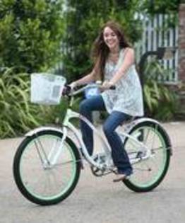 vine miley - miley pe bicicleta