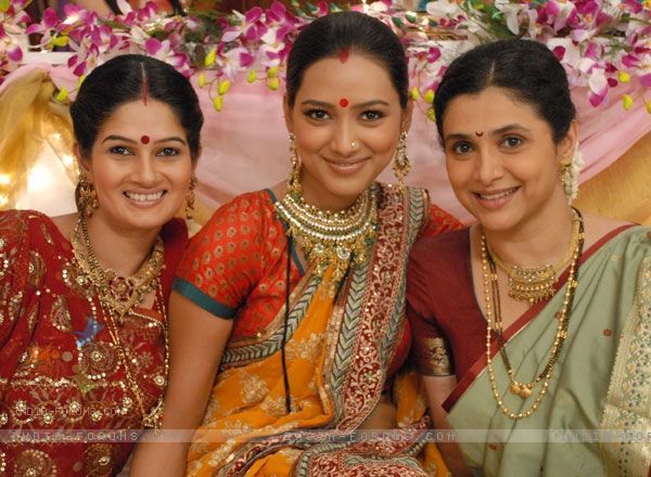 32236-resham-pallavi-and-supriya-as-rasili-ketki-and-manda-in-basera